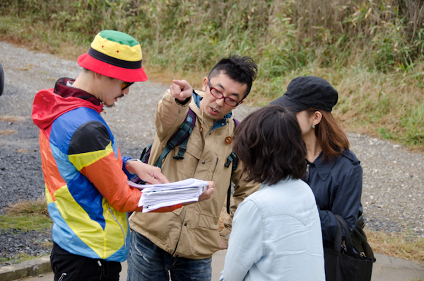 <b>HALくんの人物撮影チームと、同じく東京アドデザイナース写真部の野口カメラマンのブツ撮りチームの2班同時進行体制でロケをするので、両カメラマンはクライアント、デザイナー、ディレクターとそれぞれの打ち合わせをして準備を進めていく</b>
