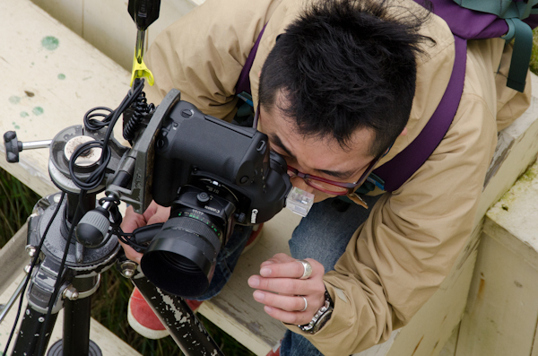 <b>両チームとも本日のカメラはキヤノンEOS-1Ds。ブツ撮りの野口さんは主にTS-Eレンズでアオリを使っていく。HALくんは28mm、35mm、50mm、85mmをメインに使っている。ダミー人物で構図を覗くときにはたいてい、24-70mmを装着してテスト撮影をして画角やレンズを決めていく。小さなカットの場合もこのレンズが多い</b>