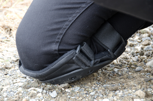 <b>膝のプロテクターは彼のロケでは必ず必要になる。サバイバルゲーム用品の流用らしいが、膝をついて撮影が多いので重宝しているらしい。直結したMacでのピントのチェックは大事な役目だ。ボクもそうだが、撮影に夢中になっていると構図やシャッターチャンスが優先になりがちなので、開放近くだとピントの範囲が狭いのでオペレーションしてもらったほうが正確でよい</b>