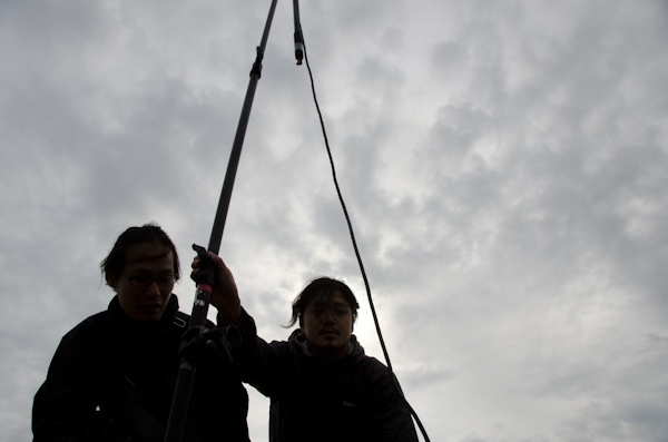 <b>年代物のミニ。ブルーのペイントがかわいい自動車だ、ボクたちが若い頃、メイクさんやスタイリストさんたちはよくこのクルマに乗っていたものだ。カメラマンは後部が観音開きに開くタイプが多かったなー。なつかしい</b>