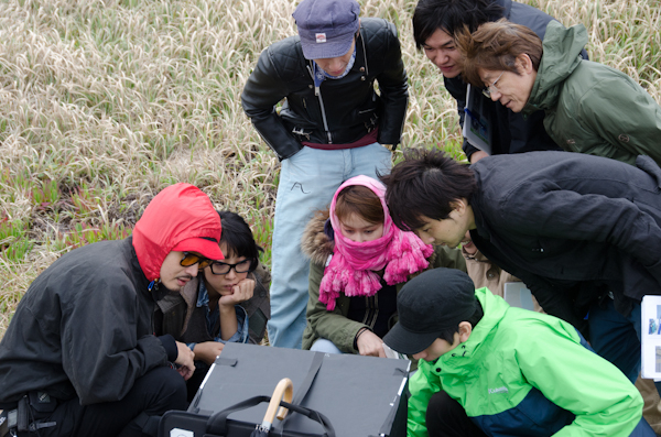 <b>年代物のミニ。ブルーのペイントがかわいい自動車だ、ボクたちが若い頃、メイクさんやスタイリストさんたちはよくこのクルマに乗っていたものだ。カメラマンは後部が観音開きに開くタイプが多かったなー。なつかしい</b>