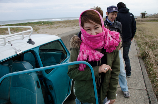 <b>年代物のミニ。ブルーのペイントがかわいい自動車だ、ボクたちが若い頃、メイクさんやスタイリストさんたちはよくこのクルマに乗っていたものだ。カメラマンは後部が観音開きに開くタイプが多かったなー。なつかしい</b>