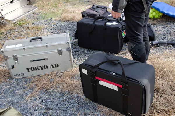 <b>嵐のような強風が吹きすさむ中、春夏シーズンの撮影は着々とすすんでいった。風も強く、海の波しぶきや砂が飛んでくるので、何度も行なわれたレンズ交換は、マッハの速度で行わなければいけない。11月半ばの寒い日の水温は想像もしたくない程冷たいだろう。モデルさんのプロ根性には脱帽だ。午後はスタジオや海岸を離れて、ゴルフ場へ移動</b>