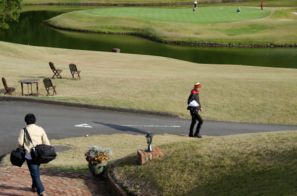 <b>嵐のような強風が吹きすさむ中、春夏シーズンの撮影は着々とすすんでいった。風も強く、海の波しぶきや砂が飛んでくるので、何度も行なわれたレンズ交換は、マッハの速度で行わなければいけない。11月半ばの寒い日の水温は想像もしたくない程冷たいだろう。モデルさんのプロ根性には脱帽だ。午後はスタジオや海岸を離れて、ゴルフ場へ移動</b>