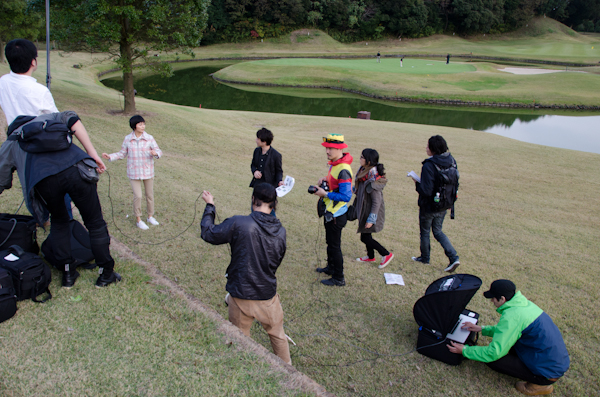 <b>ここでもテキパキと撮影は進んでいくが、カット数がたくさんあるので急がなければ時間が足りない。撮影スタッフの皆さんを遠目から見ると、ゴルフにきた集団に見えなくもない（笑）。日没ギリギリのところで、無事すべてのカットの撮影を終了。オツカレサマでした!!</b>