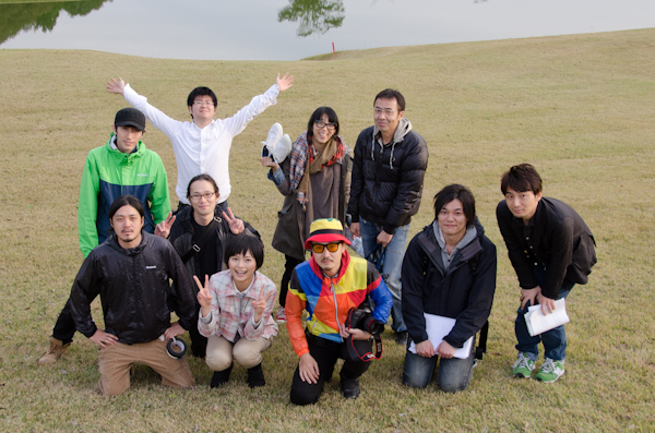 <b>ここでもテキパキと撮影は進んでいくが、カット数がたくさんあるので急がなければ時間が足りない。撮影スタッフの皆さんを遠目から見ると、ゴルフにきた集団に見えなくもない（笑）。日没ギリギリのところで、無事すべてのカットの撮影を終了。オツカレサマでした!!</b>