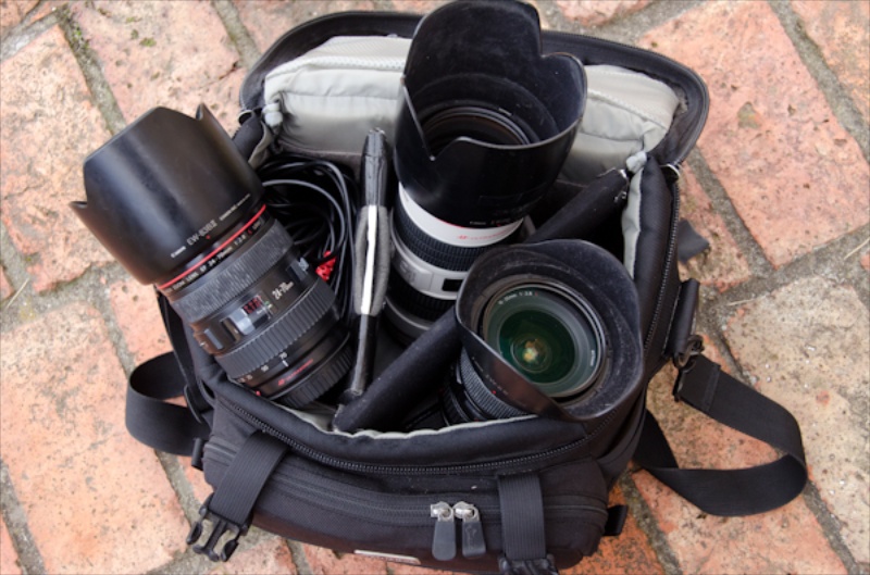 <b>ロケの時のレンズは２種類に分けられて、バッグに収納＆持ち運ばれる。この写真はズームレンズが入ったバッグ</b>