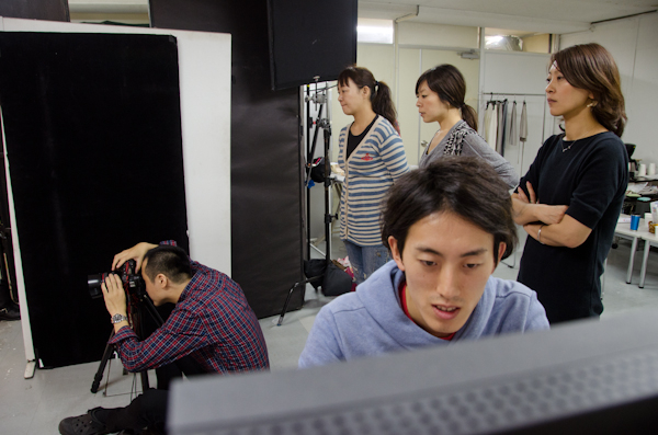 <b>11月某日。この日は会社のスタジオでの撮影。化粧品メーカーの展開する、プロダクト撮影の現場にお邪魔した。ボクがスタジオ入りした時にはすでに撮影も終盤だったが、日本語の話せるモデルさんと和やかに進んでいった。ストロボはコメット。メインの他に、足下や部分を強めにあてたりするので、ジェネを数台使用して出力をそれぞれ分けてコントロールするように配置されている。Macへデータを直結して、ピント確認やライティングや色味を確認しながら進めて行く。この部屋の液晶モニターはEIZOのFlexScan SX2262。マンフロット製の三脚には、雲台にクイックシューを装着しているのですぐにポジションを代えることが可能だ。いつもは革のブーツのHALくんだが、スタジオではクロックスのサンダルだった</b>