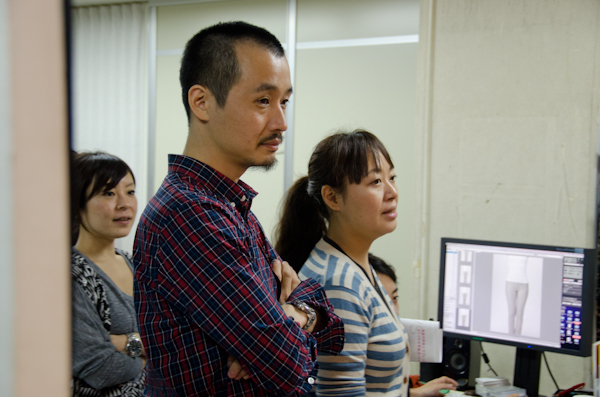 <b>11月某日。この日は会社のスタジオでの撮影。化粧品メーカーの展開する、プロダクト撮影の現場にお邪魔した。ボクがスタジオ入りした時にはすでに撮影も終盤だったが、日本語の話せるモデルさんと和やかに進んでいった。ストロボはコメット。メインの他に、足下や部分を強めにあてたりするので、ジェネを数台使用して出力をそれぞれ分けてコントロールするように配置されている。Macへデータを直結して、ピント確認やライティングや色味を確認しながら進めて行く。この部屋の液晶モニターはEIZOのFlexScan SX2262。マンフロット製の三脚には、雲台にクイックシューを装着しているのですぐにポジションを代えることが可能だ。いつもは革のブーツのHALくんだが、スタジオではクロックスのサンダルだった</b>