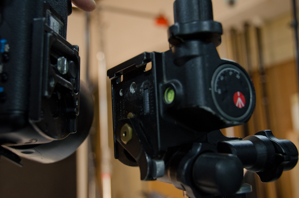 <b>11月某日。この日は会社のスタジオでの撮影。化粧品メーカーの展開する、プロダクト撮影の現場にお邪魔した。ボクがスタジオ入りした時にはすでに撮影も終盤だったが、日本語の話せるモデルさんと和やかに進んでいった。ストロボはコメット。メインの他に、足下や部分を強めにあてたりするので、ジェネを数台使用して出力をそれぞれ分けてコントロールするように配置されている。Macへデータを直結して、ピント確認やライティングや色味を確認しながら進めて行く。この部屋の液晶モニターはEIZOのFlexScan SX2262。マンフロット製の三脚には、雲台にクイックシューを装着しているのですぐにポジションを代えることが可能だ。いつもは革のブーツのHALくんだが、スタジオではクロックスのサンダルだった</b>