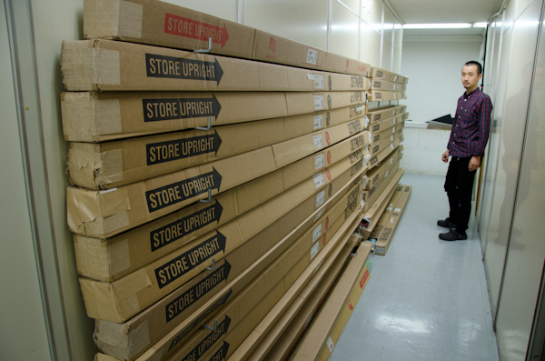 <b>本社の地下フロアスペースにはいくつかのスタジオに仕切ってあって、それぞれのチームが同時にいろんな撮影をしている。会社では撮影やデータ調整、プリントといった写真関連の作業だけじゃなく、スケジュール管理や予算管理、機材や消耗品などももちろん管理しなければいけない。それが会社員っていうものだ。しかしよーく考えてみれば、我々フリーランスの人間も同じことをやっているんだな。１人なので人は知らないだけで。それにしてもオフィスで働くHALくんは、見慣れないせいか何か「管理」という言葉が似合わないなあー（笑）</b>