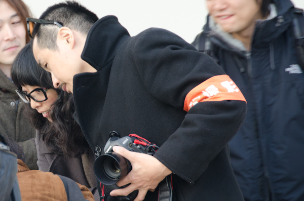 <b>11月も終わりに近づいた某日。ロケはまだまだ続いていたが、この取材としては最終日になるロケ同行取材。ロケ地は逗子マリーナ。お昼くらいにはヨットを借り切っての大掛かりな撮影だったらしいのだが、東京から向かう週末の高速道路から大渋滞で予定よりも１時間近く遅れて到着したために残根ながら間に合わなかった。防波堤やレストハウスの中庭などを借り切っての撮影現場。今日も順調に進んでいた。HALくんもクライアントやスタッフの皆さんの判断が早いし、モデルさんたちの動きもさすがベテランで感がいいので横で見ていて気持ちがよい。ボクの撮影もこうありたいと思ったなあ。このロケでは何度も登場した大型の充電式ジェネレーターのストロボが大活躍。途中で発光しなくなった時があり自分の事のようにドキッとしたが、ただの電池切れだった。予備バッテリーに交換して最後まで問題なく活躍していたが、フル充電で何回発光できるのだろうか?気になるナー。クライアントやスタッフの皆様、何度もお邪魔させていただきましてありがとうございました。そしてお疲れさまでした!!</b>