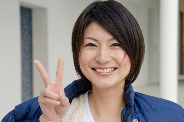 <b>11月も終わりに近づいた某日。ロケはまだまだ続いていたが、この取材としては最終日になるロケ同行取材。ロケ地は逗子マリーナ。お昼くらいにはヨットを借り切っての大掛かりな撮影だったらしいのだが、東京から向かう週末の高速道路から大渋滞で予定よりも１時間近く遅れて到着したために残根ながら間に合わなかった。防波堤やレストハウスの中庭などを借り切っての撮影現場。今日も順調に進んでいた。HALくんもクライアントやスタッフの皆さんの判断が早いし、モデルさんたちの動きもさすがベテランで感がいいので横で見ていて気持ちがよい。ボクの撮影もこうありたいと思ったなあ。このロケでは何度も登場した大型の充電式ジェネレーターのストロボが大活躍。途中で発光しなくなった時があり自分の事のようにドキッとしたが、ただの電池切れだった。予備バッテリーに交換して最後まで問題なく活躍していたが、フル充電で何回発光できるのだろうか?気になるナー。クライアントやスタッフの皆様、何度もお邪魔させていただきましてありがとうございました。そしてお疲れさまでした!!</b>