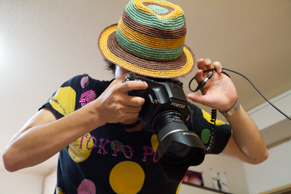 <b>一番上に写っているのが、中に入るカップルモデルさん以外では、このシリーズのもう一つの主役である「ふとん圧縮袋」さんです（笑）。いろいろな大きさや種類を試して検討した結果、通販で売ってる100×150センチの半透明のコレに決定したらしい。袋をオーディションしたわけだね（笑）。3段目の真ん中写真は、ミリタリー風の金属の箱は俯瞰ポイントに上がるための踏み台。ナイフは中に入ってる人に危険が感じたら、チャックを開けてる余裕がないので素早く切って脱出させるために必要なもの。</b>