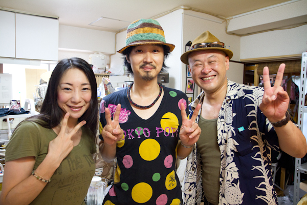 <b>一番上に写っているのが、中に入るカップルモデルさん以外では、このシリーズのもう一つの主役である「ふとん圧縮袋」さんです（笑）。いろいろな大きさや種類を試して検討した結果、通販で売ってる100×150センチの半透明のコレに決定したらしい。袋をオーディションしたわけだね（笑）。3段目の真ん中写真は、ミリタリー風の金属の箱は俯瞰ポイントに上がるための踏み台。ナイフは中に入ってる人に危険が感じたら、チャックを開けてる余裕がないので素早く切って脱出させるために必要なもの。</b>