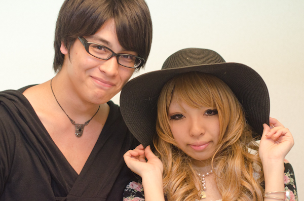 <b>最初は洋服を着たままで一度中に入ってテスト撮影をして感じを掴んでもらってから、本番に挑む。呼吸ができない袋の中で、息を止めていられるのは10秒以内。カウントしながら撮影をする。イザっていう時のためにも助手が必要な現場だ。1回でシャッターチャンスは2回、もしくは３回までが限界なのでほんの数回しかシャッターを切れない苦労がある。</b>