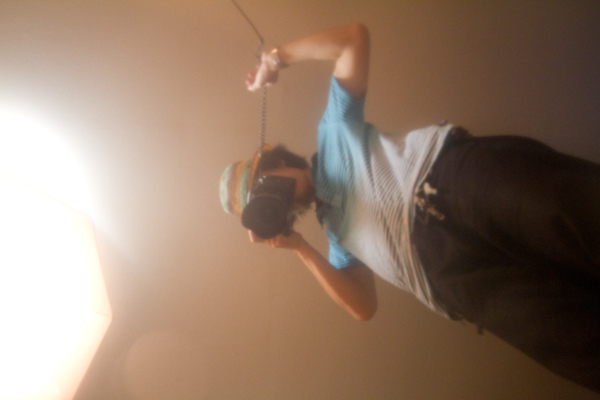 <b>撮影時に、モデルさんが、万が一呼吸困難になったり熱が出た時のために、瞬間冷却剤と酸素ボンベは必ず準備している。実際に袋の中に入ってみたらどんな感じなのか?  レポーターとしては気になったので自ら中に入って閉じ込めてもらったのだが、HALくんたち外の世界が曇ったら霞んでハッキリと目視し難いので不安になってすぐに開けてもらったら生き返ったみたいな感じ。やっぱりモデルは務まりません（笑）</b>