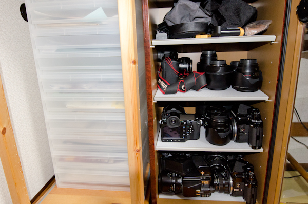 <b>都内にある自宅の作業場。パソコンはデスクトップがiMac、ノートが15インチディスプレイのMac Book Proを使用。プリンターはキヤノンPIXUS Pro9000。予備のインクカートリッジは常に確保。書類や紙類、データなどは収納ボックス、カメラ＆レンズ機材は防湿庫にちゃんと整理されている。</b>