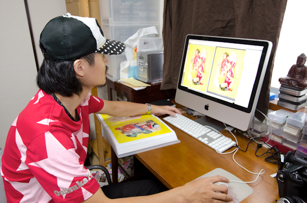 <b>都内にある自宅の作業場。パソコンはデスクトップがiMac、ノートが15インチディスプレイのMac Book Proを使用。プリンターはキヤノンPIXUS Pro9000。予備のインクカートリッジは常に確保。書類や紙類、データなどは収納ボックス、カメラ＆レンズ機材は防湿庫にちゃんと整理されている。</b>