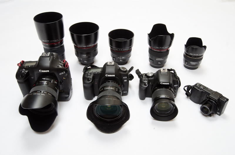 <b>デジタルカメラとレンズ類はキヤノンがメイン。EOS-1Ds、EOS 5D Mark II、EOS Kiss X3。リコーGX200も</b>