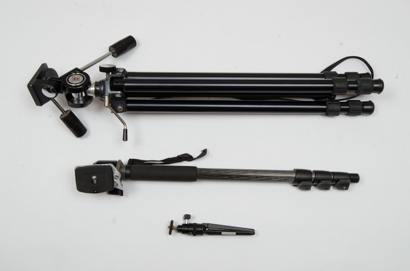 <b>三脚は定番のハスキークイックセット。マンフロットのカーボン一脚にはペンタックスのクイックシューセットを装着</b>