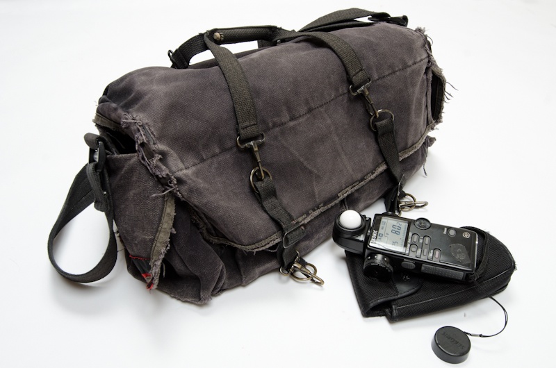 <b>長年愛用しているショルダーバッグとセコニックの露出計</b>