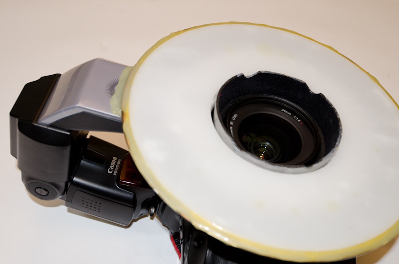 <b>以前のシリーズ撮影までに活躍したセットはEOS-1Dsに装着した24㎜レンズ。そしてアメリカ製メーカーのリングストロボシステムを改造した手製のリングライト。フード部分がブリキを削って突き出てる部分をなくしている。中にはキヤノンの580EXが入っている。</b>