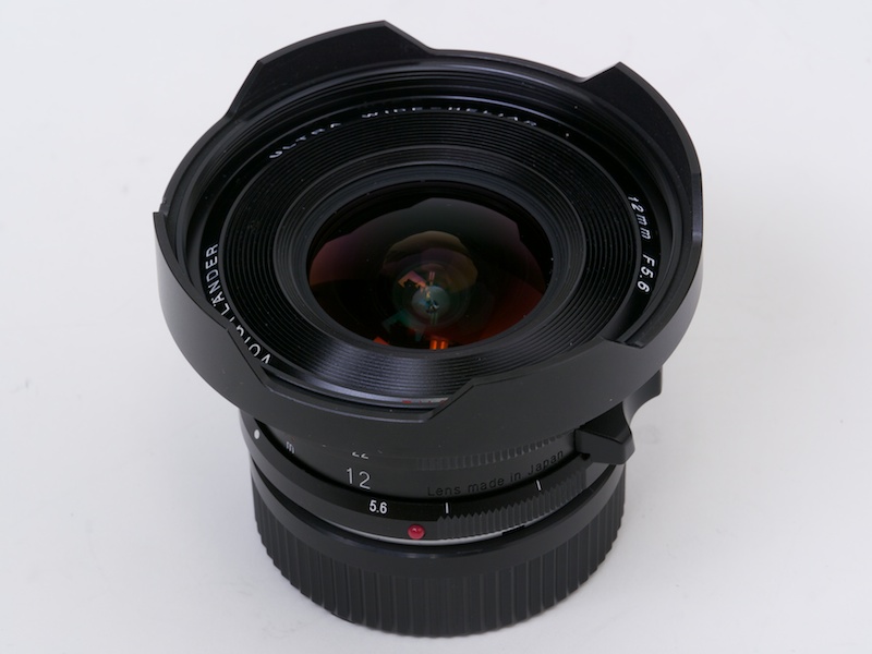 <b>ULTRA WIDE-HELIAR 12mm F5.6 Aspherical IIは旧VLマウント版（ULTRA WIDE-HELIAR 12mm F5.6 Aspherical）から光学系を引き継ぎ、距離計連動レンズとしてリニューアルした製品。見た目も現代的になった</b>