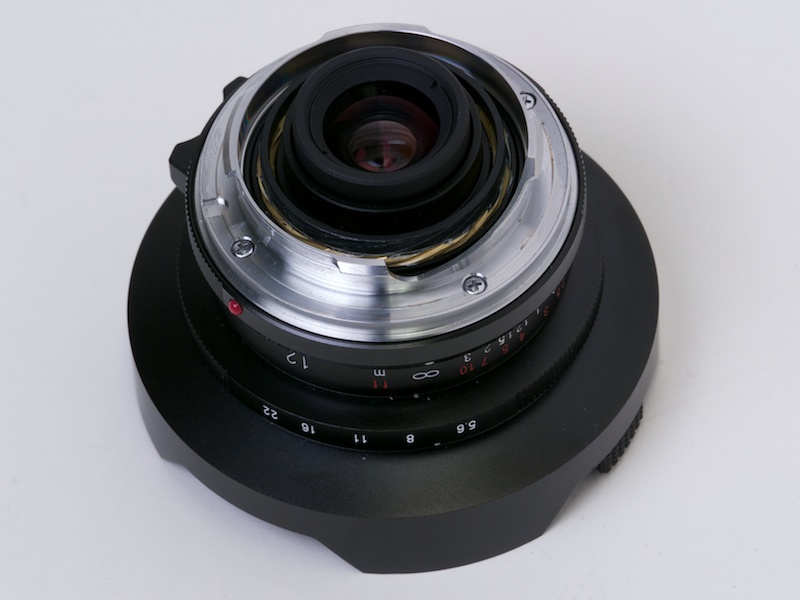 <b>ULTRA WIDE-HELIAR 12mm F5.6 Aspherical IIは旧VLマウント版（ULTRA WIDE-HELIAR 12mm F5.6 Aspherical）から光学系を引き継ぎ、距離計連動レンズとしてリニューアルした製品。見た目も現代的になった</b>