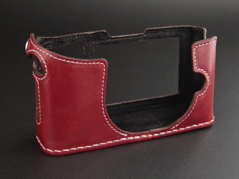 <b>Aki-AsahiのE-P3レザースナップケースは9,800円〜1万800円。ステッチとホックはカラーオーダーが可能だ</b>