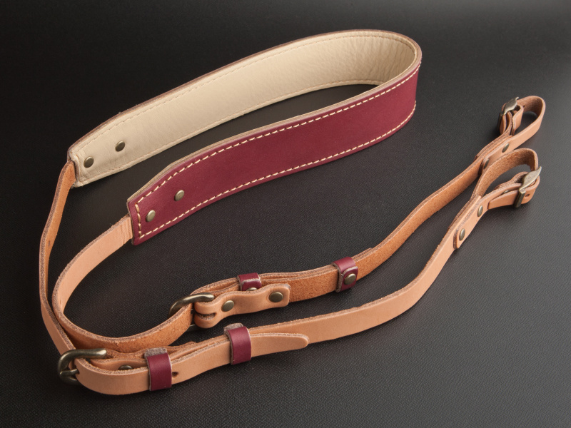 <b>ROBERUヌメ革ロングパットストラップはモノグラムのみの取り扱いとなる。価格は7,350円</b>