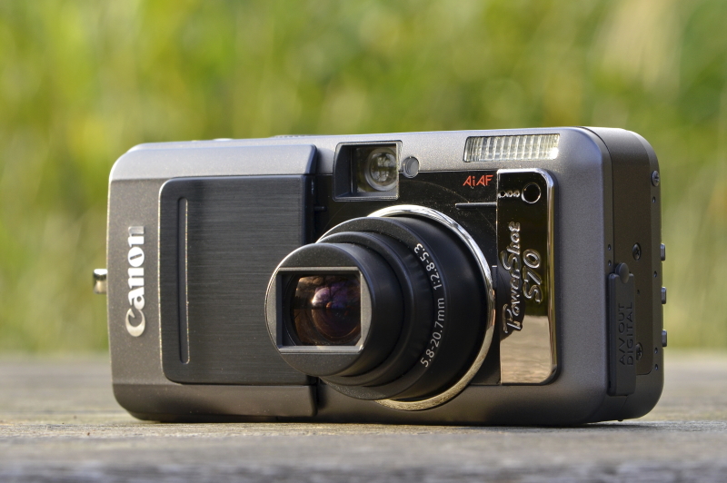 <b>かつては、この「PowerShot S70」のような、ボディの質感や仕上げを重視したスライドカバー式のコンデジが、いくつかあったんだよなぁ。そう、オリンパスの「CAMEDIA X-2」とか、コニカの「Revio KD-500Z」とかね</b>