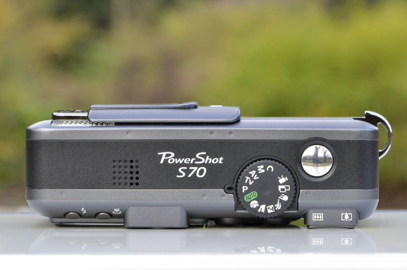 <b>一部の突起物を除いたボディの厚みは「38.8mm」。まあ、数値だけだとナニですが、実物はコレです（笑）。いやぁ、このゴロゴロ感もたまりませんナァ～。「もう10mmくらい薄ければ、もっとスマートでスタイリッシュなモデルになるのに」な～んて無粋なコトは言わん方がヨイでしょう</b>