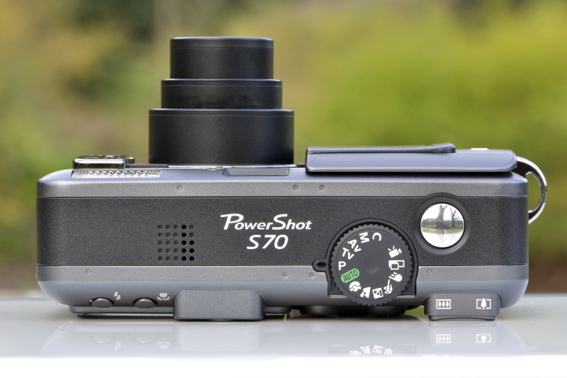 <b>一部の突起物を除いたボディの厚みは「38.8mm」。まあ、数値だけだとナニですが、実物はコレです（笑）。いやぁ、このゴロゴロ感もたまりませんナァ～。「もう10mmくらい薄ければ、もっとスマートでスタイリッシュなモデルになるのに」な～んて無粋なコトは言わん方がヨイでしょう</b>