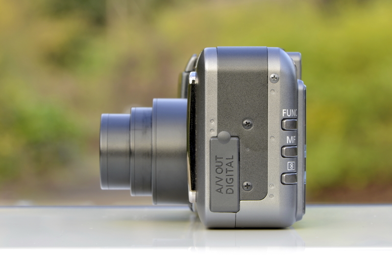 <b>横面なり。ストラップ取り付け部の反対側には、A/V OUT端子とDIGITAL端子が装備されている</b>