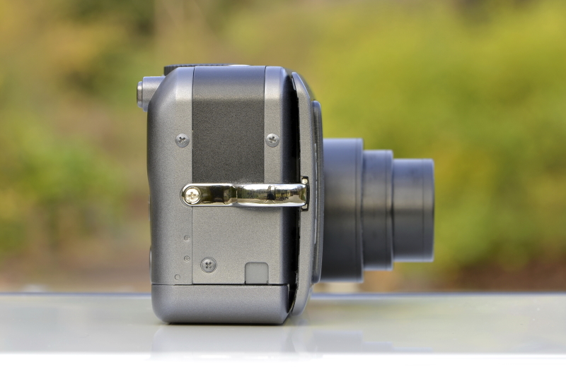 <b>横面なり。ストラップ取り付け部の反対側には、A/V OUT端子とDIGITAL端子が装備されている</b>