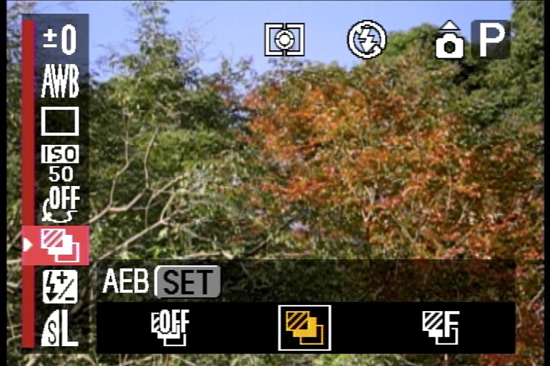 <b>ファンクションメニューには「AEB撮影」や「フォーカスブラケット」の項目もある。このあたりも高級モデル……というか「高機能モデル」っぽい点ですわ</b>