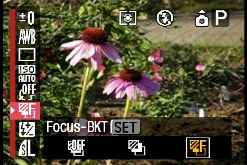 <b>ファンクションメニューには「AEB撮影」や「フォーカスブラケット」の項目もある。このあたりも高級モデル……というか「高機能モデル」っぽい点ですわ</b>