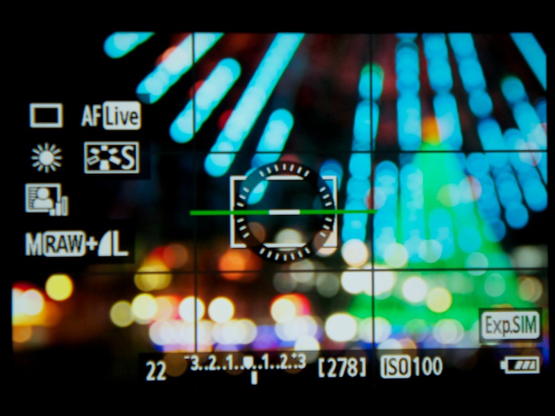 <b>EOS 60Dの電子水準器。水平にとれているか常に確認できて便利だ</b>