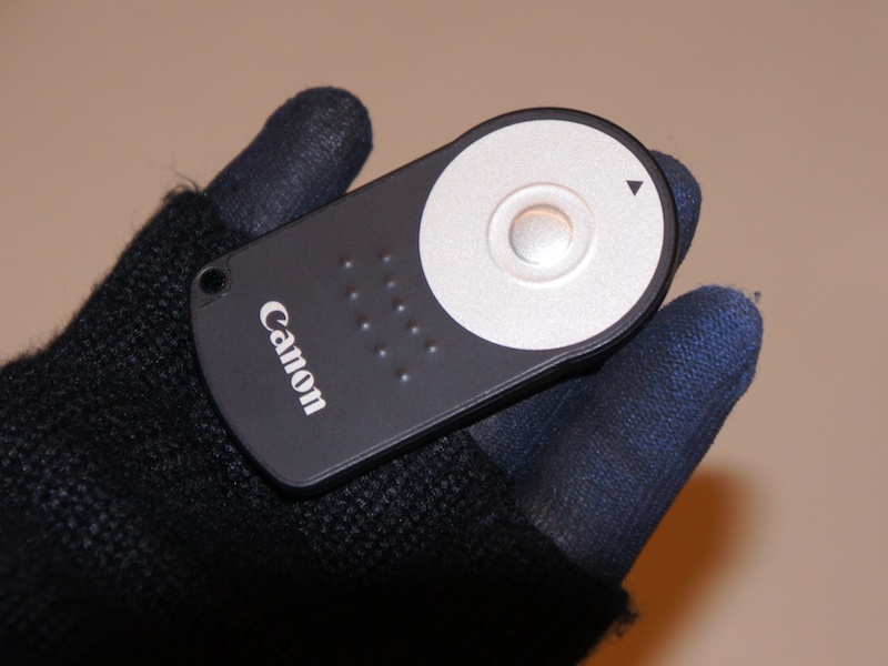 <b>リモコンは2秒セルフタイマーでも代用できるが、テンポよく撮影したいならおすすめのアイテム</b>