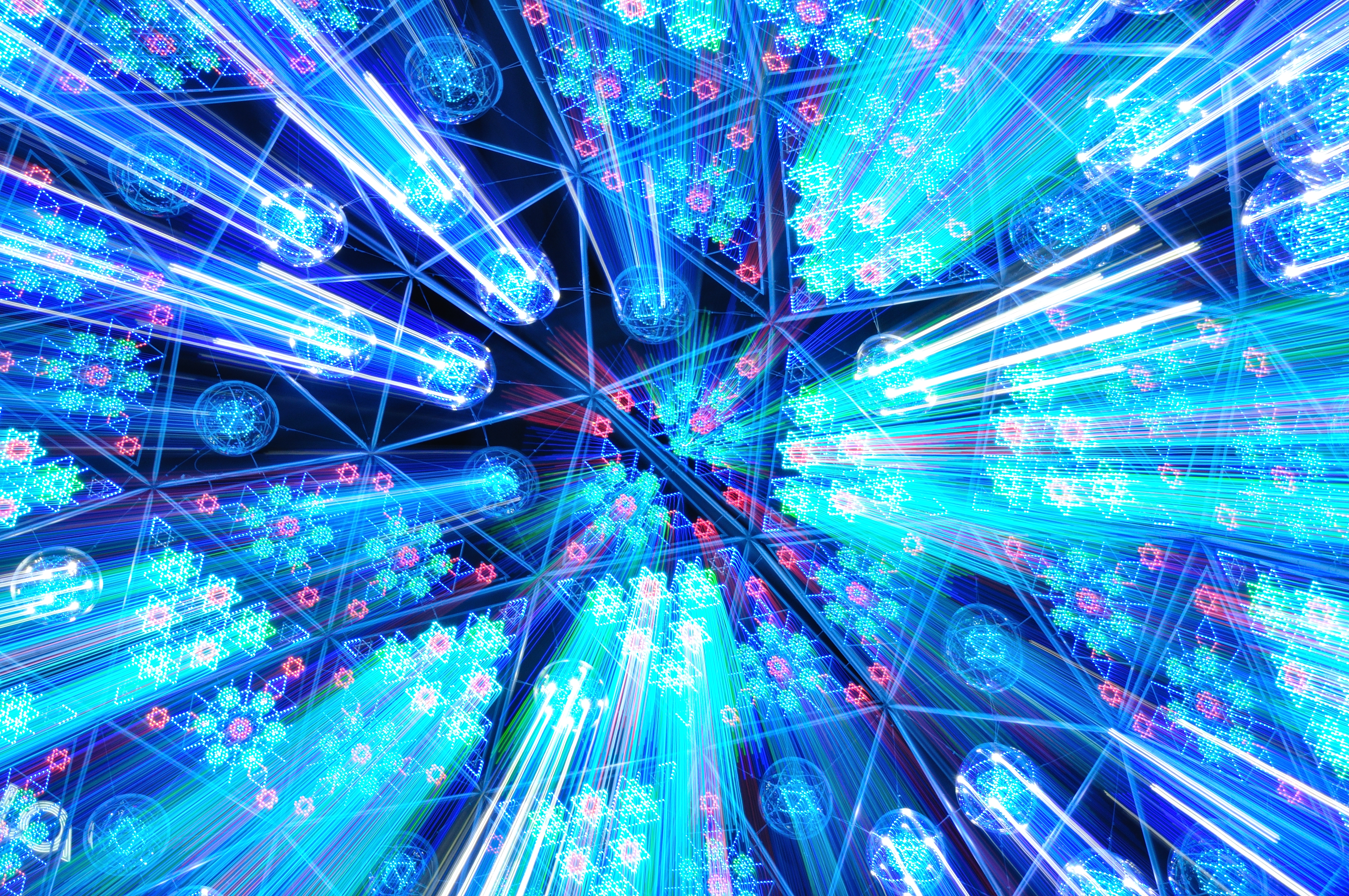 <b>ズームさせると光の筋が現れる。長さはズームの量によって変化する。D90 / AF-S DX NIKKOR 16-85mm F3.5-5.6 G ED VR / 約8.3MB / 4,288×2,848 / 1.0秒 / F25 / +1.0EV / ISO400 / WB:太陽光 / 24-85mm</b>