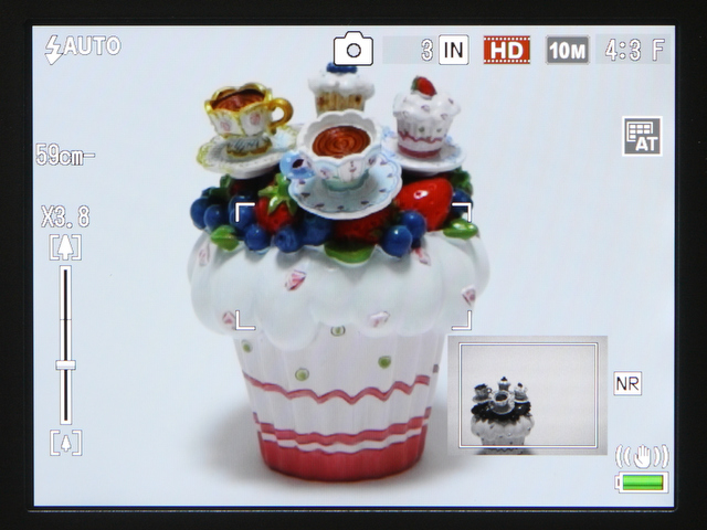 <b>「ズームアシストモニター」は画面右下に表示される。白い罫線が実際のレンズの画角となる。掲載した写真は、被写体との距離が短いためパララックスが生じてしまっているが、遠景では正確に表示される</b>