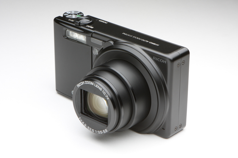 <b>搭載するレンズは、フルサイズ判換算28mm〜300mm相当の光学10.7倍ズーム。開放値はF3.5〜F5.6なる。高倍率ズームであることを考えると、画面周辺部の解像感の低下や色のにじみは少ないほうといえる。掲載した写真は左よりテレ端、ワイド端、レンズ収納時となる</b>