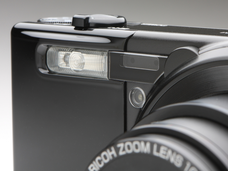 <b>ストロボの右側がパッシプ方式のAFセンサー部。コントラストAFとの合わせ技で、高速のAFを実現する。このセンサーはズームアシストモニター用画像の撮影も担う</b>