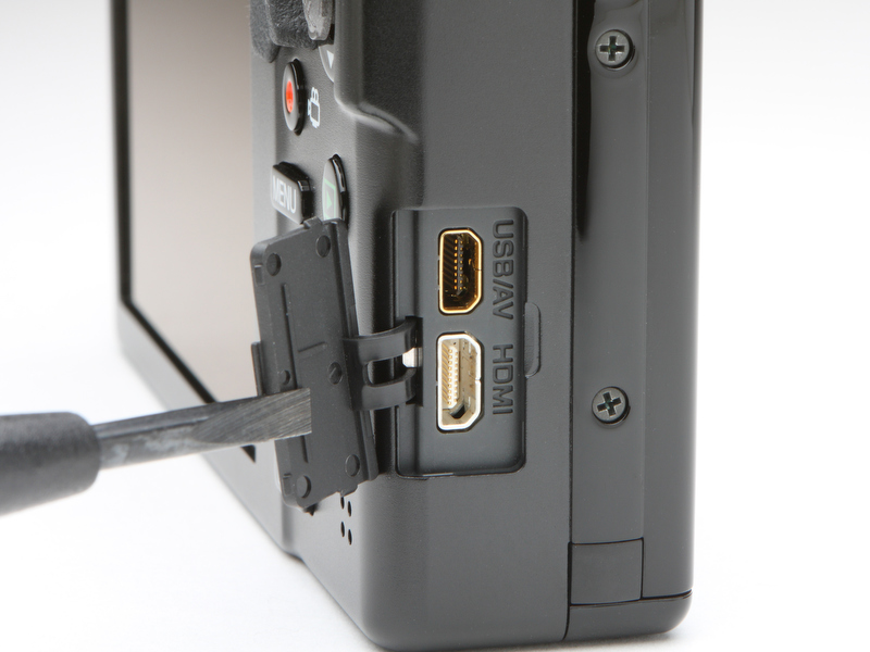 <b>インターフェースはAV-OUTを兼ねるUSB端子（上）とHDMI端子の2つを備える</b>