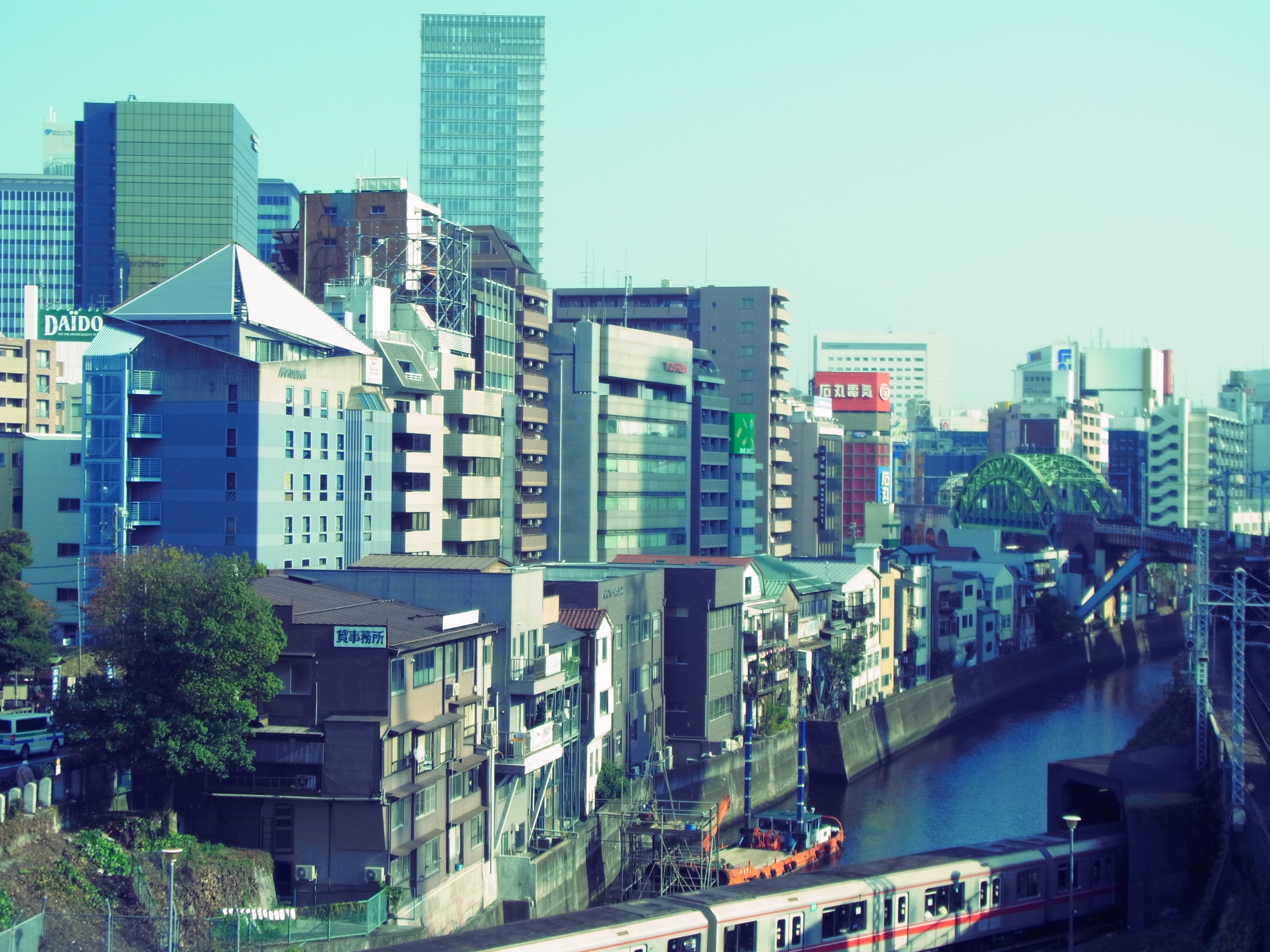 <b>クリエイティブ撮影モード:クロスプロセス / CX6 / 約3.9MB / 3,648×2,736 / 1/710秒 / F4.5 / 0.0EV / ISO100 / WB:オート / 10.5mm</b>