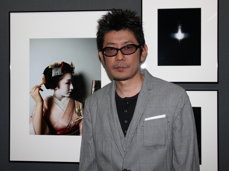 <b>永瀬正敏さんと自身の作品</b>