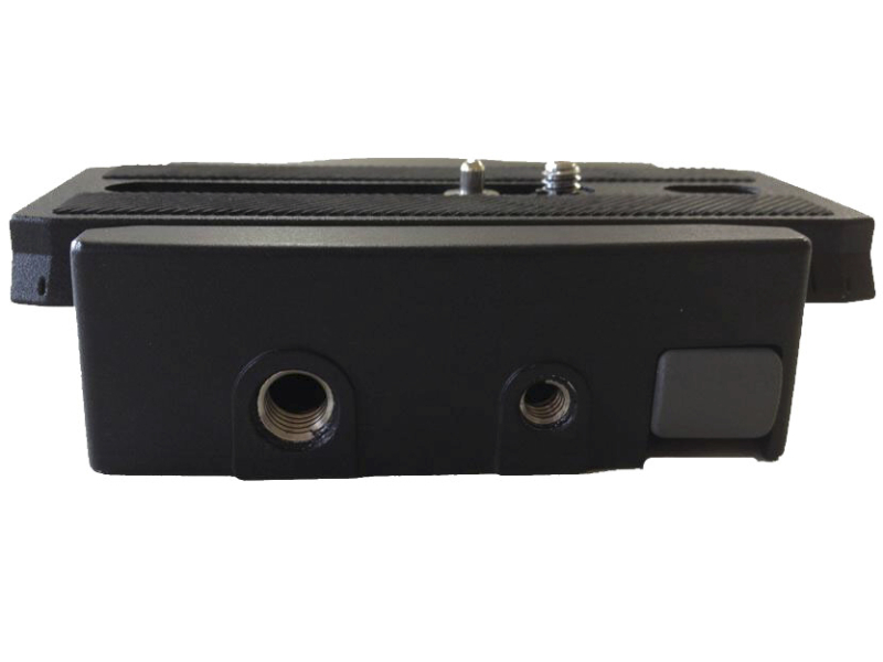 <b>側面に1/4インチおよび3/8インチのネジ穴を備え、アクセサリー用のアームなどを装着可能</b>