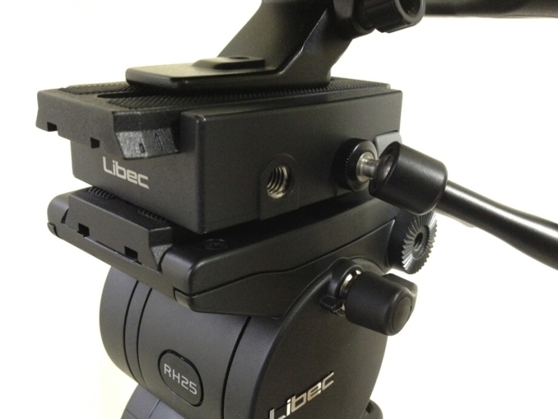 <b>側面に1/4インチおよび3/8インチのネジ穴を備え、アクセサリー用のアームなどを装着可能</b>