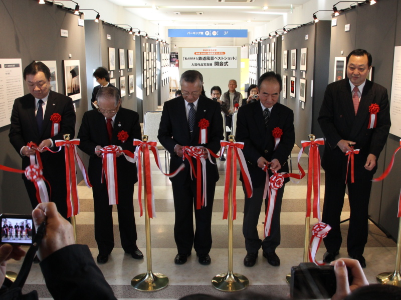 <b>写真展オープニングのテープカットを行なった</b>